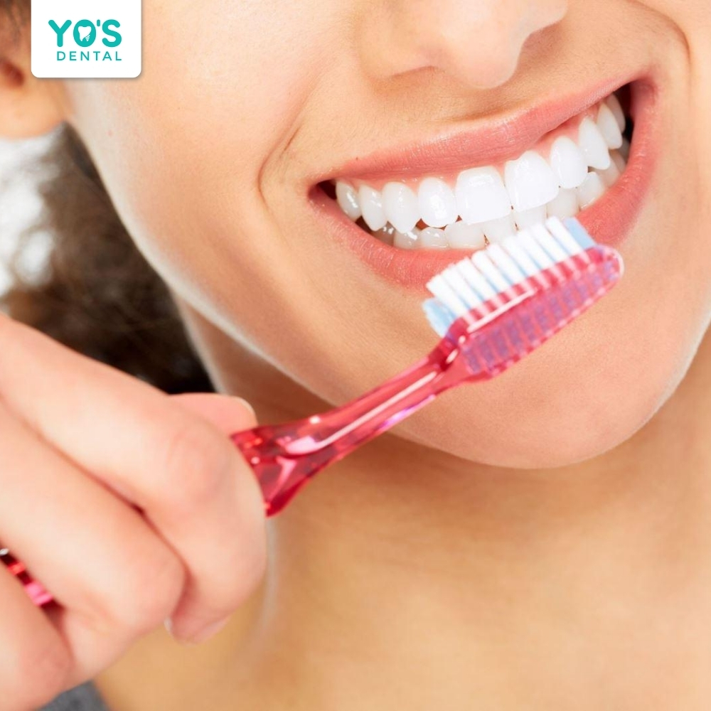 Vệ sinh răng miệng đúng cách giúp kéo dài tuổi thọ răng sứ