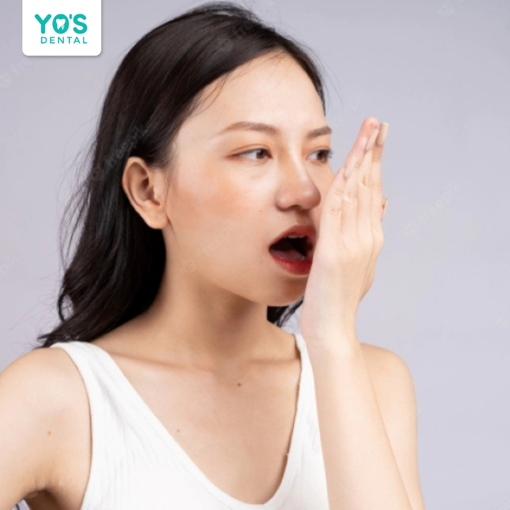 Hơi thở có mùi là dấu hiệu có vôi răng đang hình thành