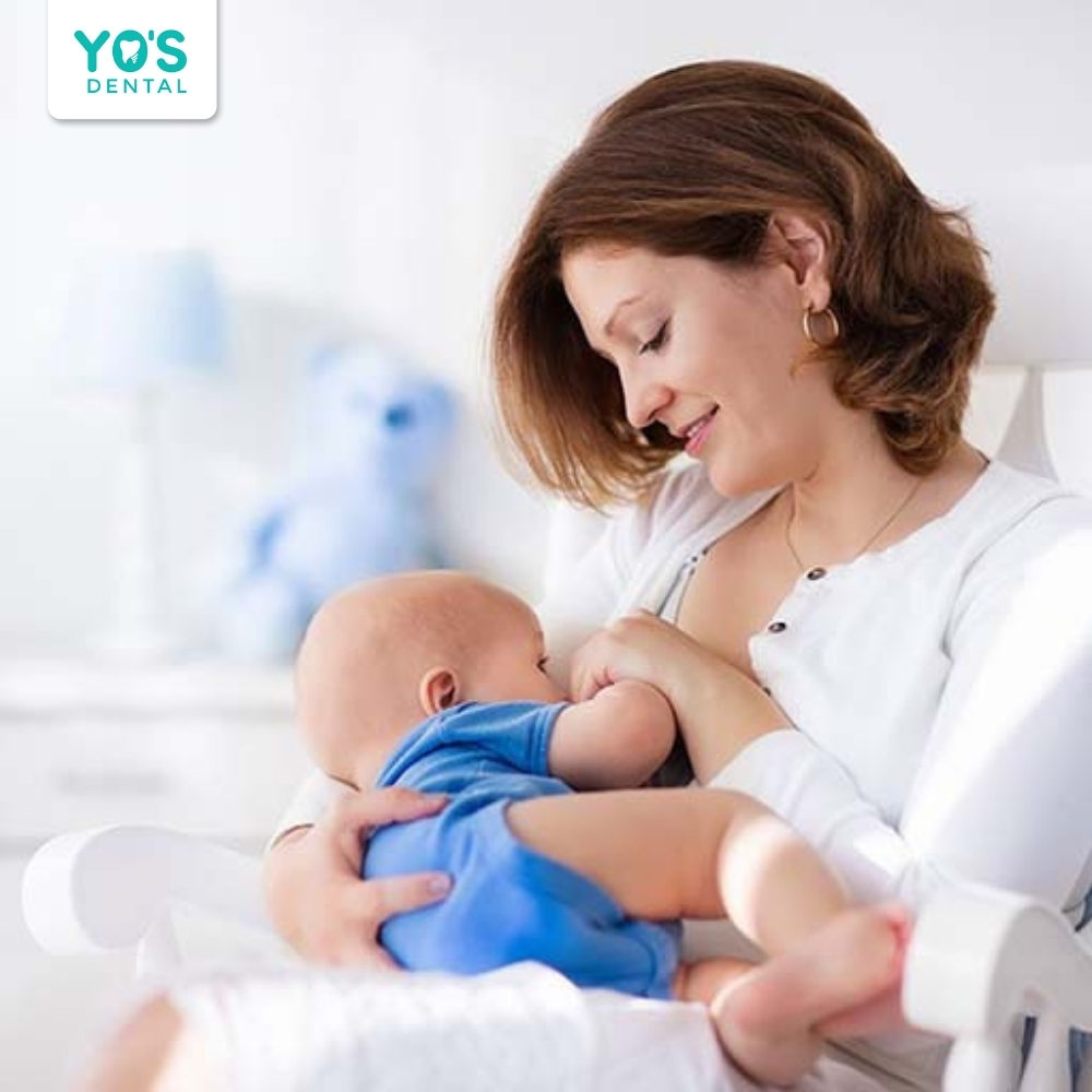 Mẹ nên chờ 4-6 tiếng sau khi gây tê mới cho bé bú lại