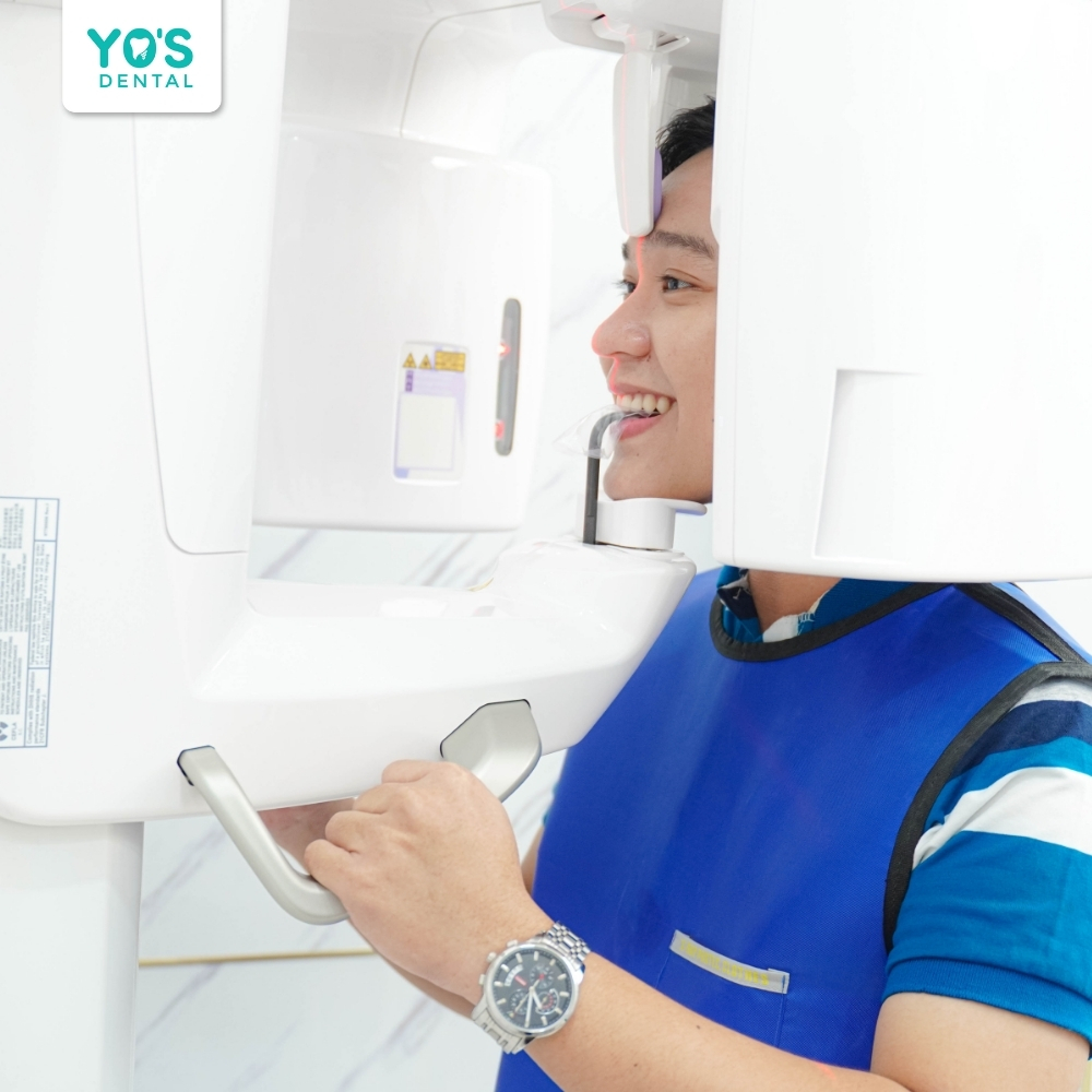 Bác sĩ xác định vị trí cắm vít chính xác nhờ phim X quang chi tiết.