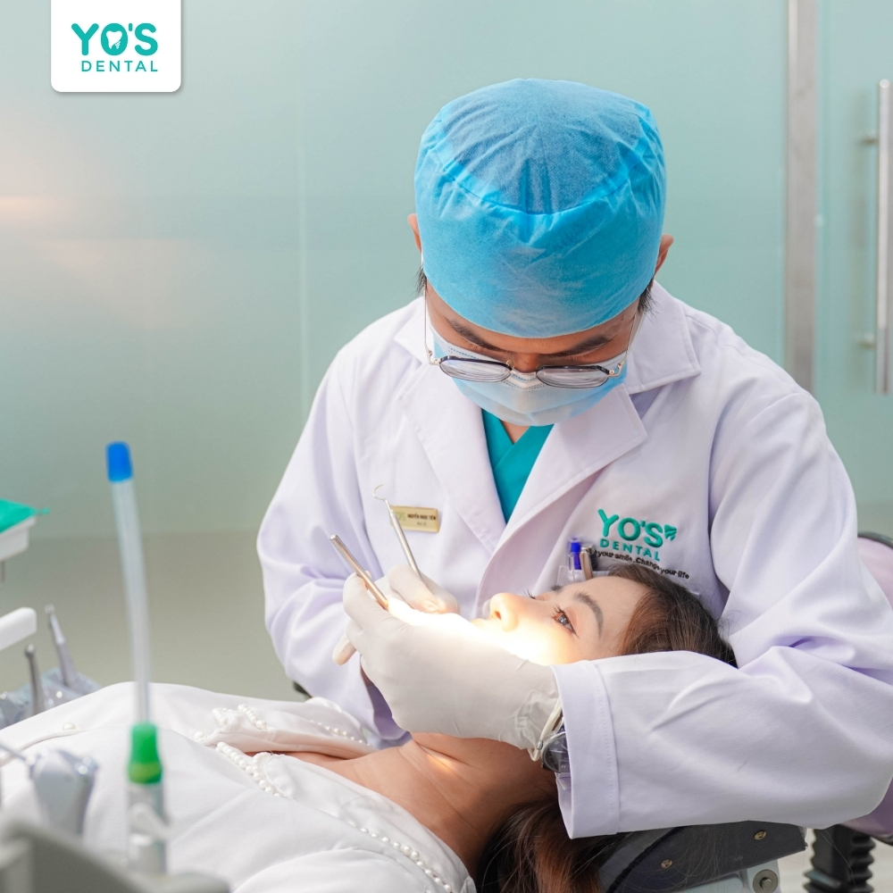 Bác sĩ nha khoa thực hiện quy trình điều trị tủy chuyên nghiệp.